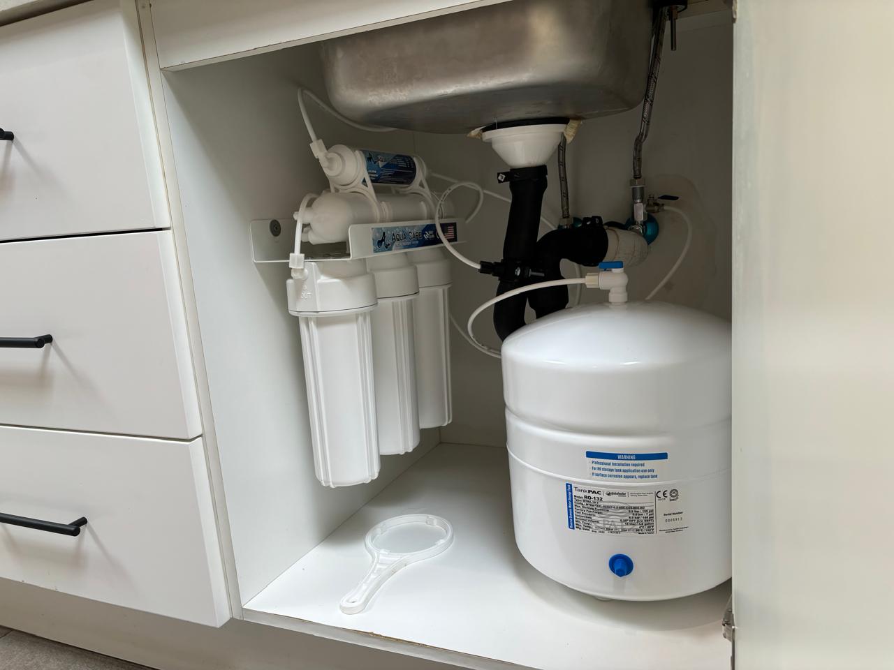 Water filtration system delivering clean water
